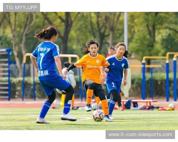 中国球星亲自陪伴孩子走进绿茵场接受专业足球课程训练 中国球星亲自陪伴孩子走进绿茵场接受专业足球课程训练