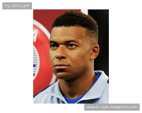 超帅姆巴佩球星头像与足球完美融合，展现青春活力与无限潜力